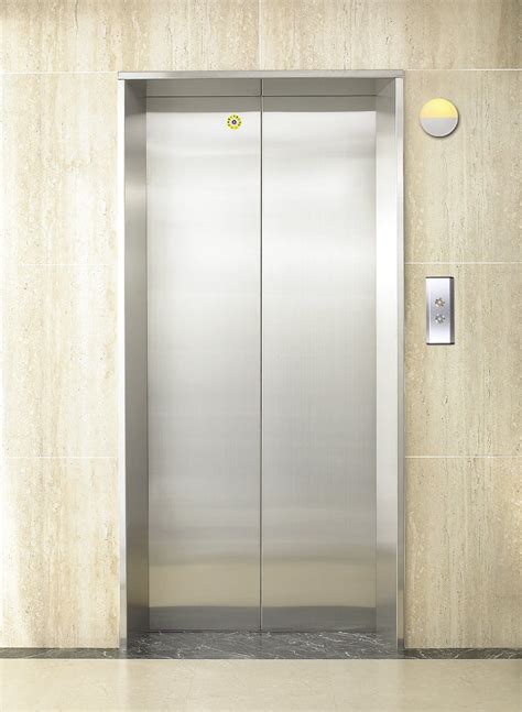 門口對電梯